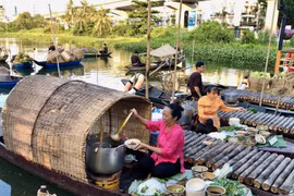 Khu vực tái hiện hoạt động “trên bến, dưới thuyền” tại Lễ hội Văn hóa Ẩm thực, Món ngon Saigontourist Group 2025 hấp dẫn du khách. (Ảnh: Mỹ Phương/TTXVN)