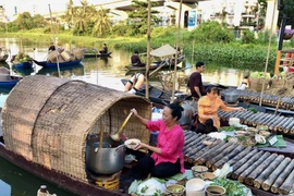 Khu vực tái hiện hoạt động “trên bến, dưới thuyền” tại Lễ hội Văn hóa Ẩm thực, Món ngon Saigontourist Group 2025 hấp dẫn du khách. (Ảnh: Mỹ Phương/TTXVN)