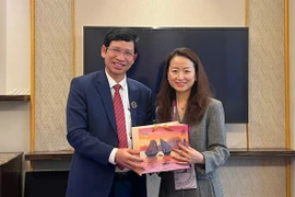 Thứ trưởng Bộ Văn hóa, Thể thao và Du lịch Hồ An Phong tặng quà lưu niệm cho Giám đốc khu vực châu Á-Thái Bình Dương của WTTC, bà Sarah Wang. (Ảnh: TITC)