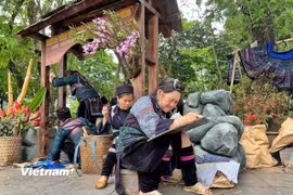 Nghề truyền thống dần trở thành trải nghiệm văn hóa bản địa được du khách ưa chuộng. (Ảnh minh họa: Xuân Mai/Vietnam+)