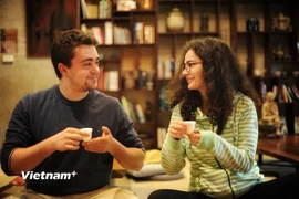 Du khách quốc tế trải nghiệm trà Việt. (Ảnh: CTV/Vietnam+)