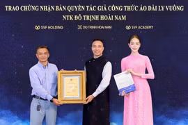 Tổ chức Kỷ lục người Việt toàn cầu đã vinh danh và trao giấy chứng nhận Kỷ lục gia Toàn cầu cho Đỗ Trịnh Hoài Nam. Ảnh: NVCC)