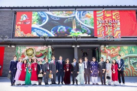 Đại sứ Phạm Quang Hiệu, Tổng Lãnh sự Ngô Trịnh Hà, Tổng đại diện Nguyễn Phương Hòa, cán bộ nhân viên Nhà Triển lãm và khách mời Nhật Bản chụp ảnh lưu niệm bên ngoài Nhà Triển lãm Việt Nam tại Triển lãm Thế giới Osaka. (Ảnh: Cục Hợp tác Quốc tế)