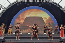 Các nghệ sỹ biểu diễn văn hóa cồng chiêng Tây Nguyên tại sự kiện. (Ảnh: Huyền Trang)