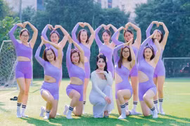 Á hậu Đặng Thị Tân cùng các học viên Câu lạc bộ Tân Yoga Hà Nội. (Ảnh: CTV/Vietnam+)