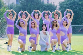 Á hậu Đặng Thị Tân cùng các học viên Câu lạc bộ Tân Yoga Hà Nội. (Ảnh: CTV/Vietnam+)