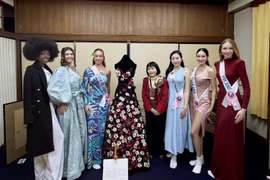 Kiều Duy cùng các thí sinh tìm hiểu về văn hóa truyền thống Nhật Bản. (Ảnh: NVCC)