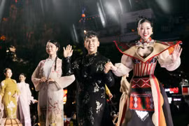 Show diễn thời trang áo dài tôn vinh vẻ đẹp của bản sắc văn hóa dân tộc Việt Nam. (Ảnh: CTV/Vietnam+)