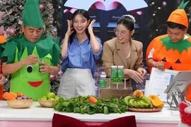 Hoa hậu Thùy Tiên, Quang Linh Vlog, Hằng du mục trong một phiên livestream bán kẹo rau củ Kera. (Ảnh chụp màn hình)
