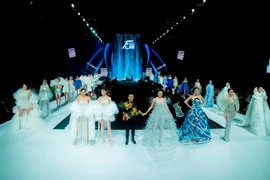 Lê Thanh Hòa từng gây ấn tượng mạnh khi mở màn Vietnam International Fashion Week Xuân Hè 2023 với bộ sưu tập “Hoa trên sóng nước.” (Ảnh: BTC)