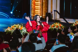 “Không cần rực rỡ theo chuẩn mực cũ, nhưng vẫn đủ ánh sáng để truyền cảm hứng cho nhiều người,” Hoa hậu Quý bà Phan Kim Oanh chia sẻ.
