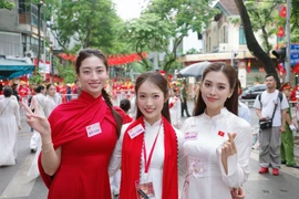 Lương Thùy Linh (trái), MC Khánh Vy và Tiểu Vy (phải) tại lễ Tổng duyệt A80 sáng nay. (Ảnh: CTV/Vietnam+) 