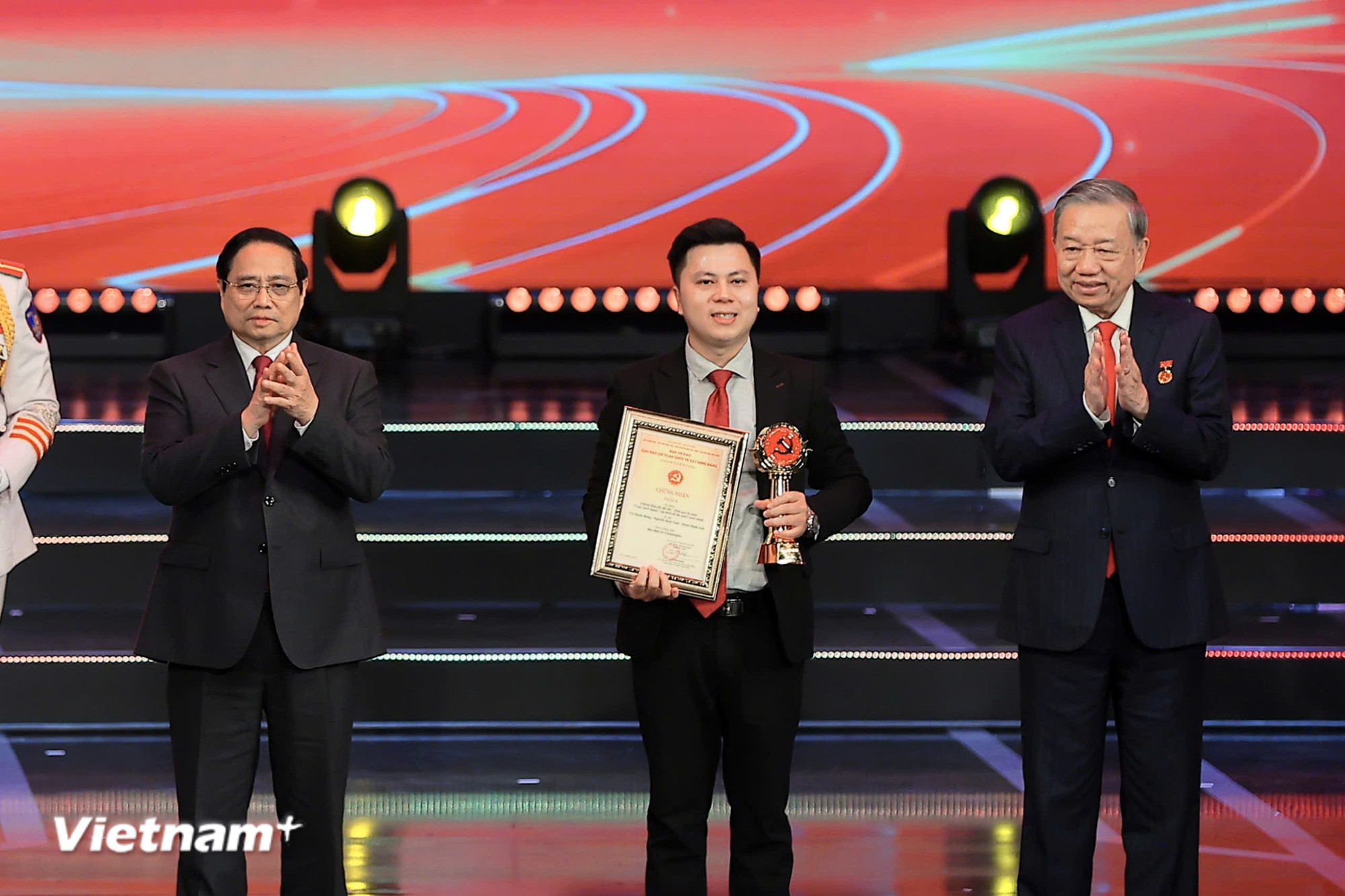 Đại diện nhóm tác giả - nhà báo Võ Mạnh Hùng - nhận giải thưởng. (Ảnh: Hoài Nam/Vietnam+)