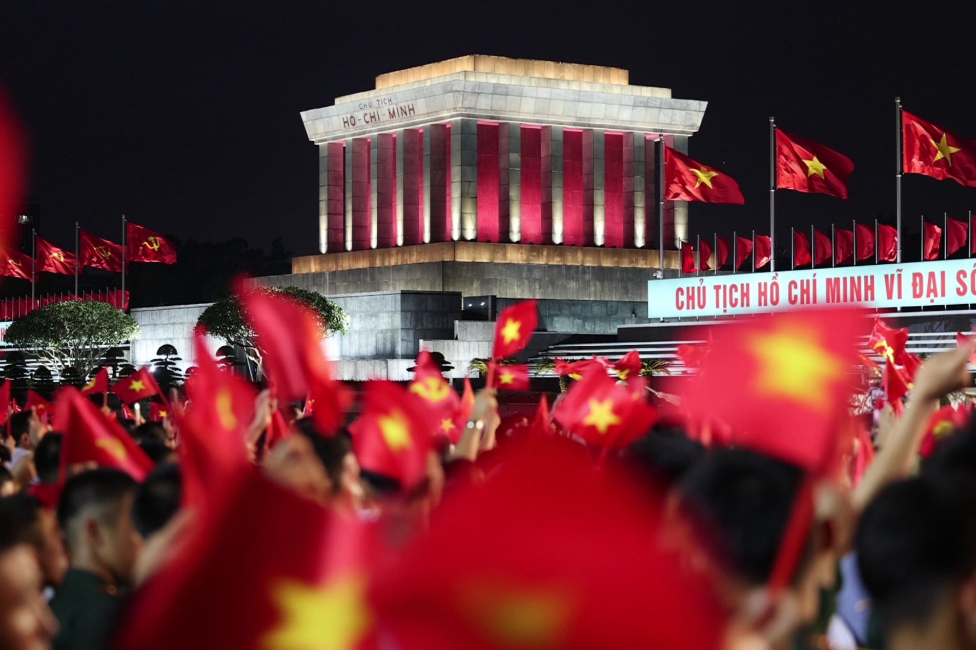 Cả nước hòa ca: Ba miền chung nhau một nhịp đập "Dưới cờ vinh quang." (Ảnh: Minh Anh/Vietnam+)