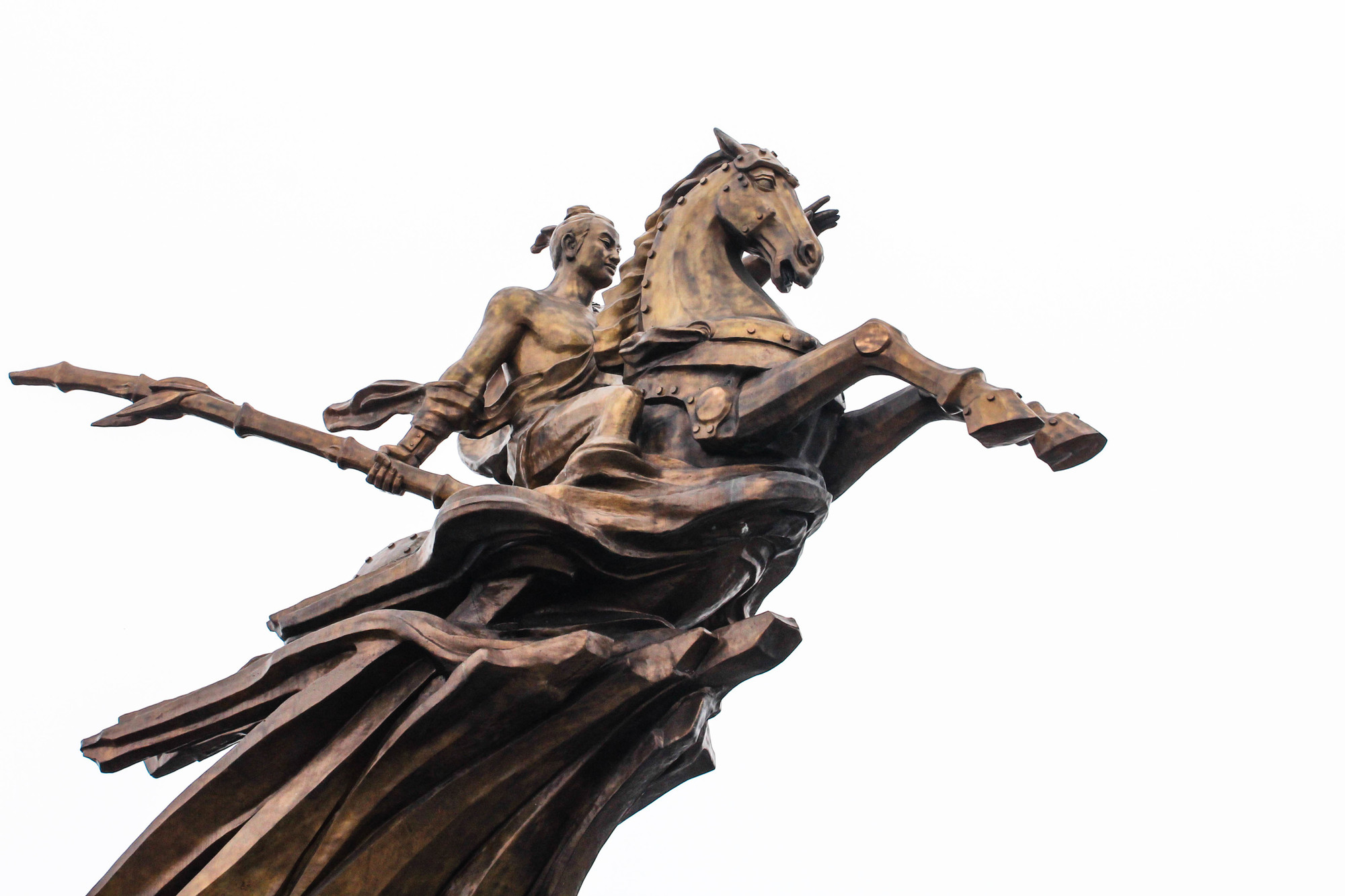 Thánh Gióng - một trong "tứ bất tử" của văn hóa Việt - cưỡi ngựa một cách dũng mãnh ra trận.