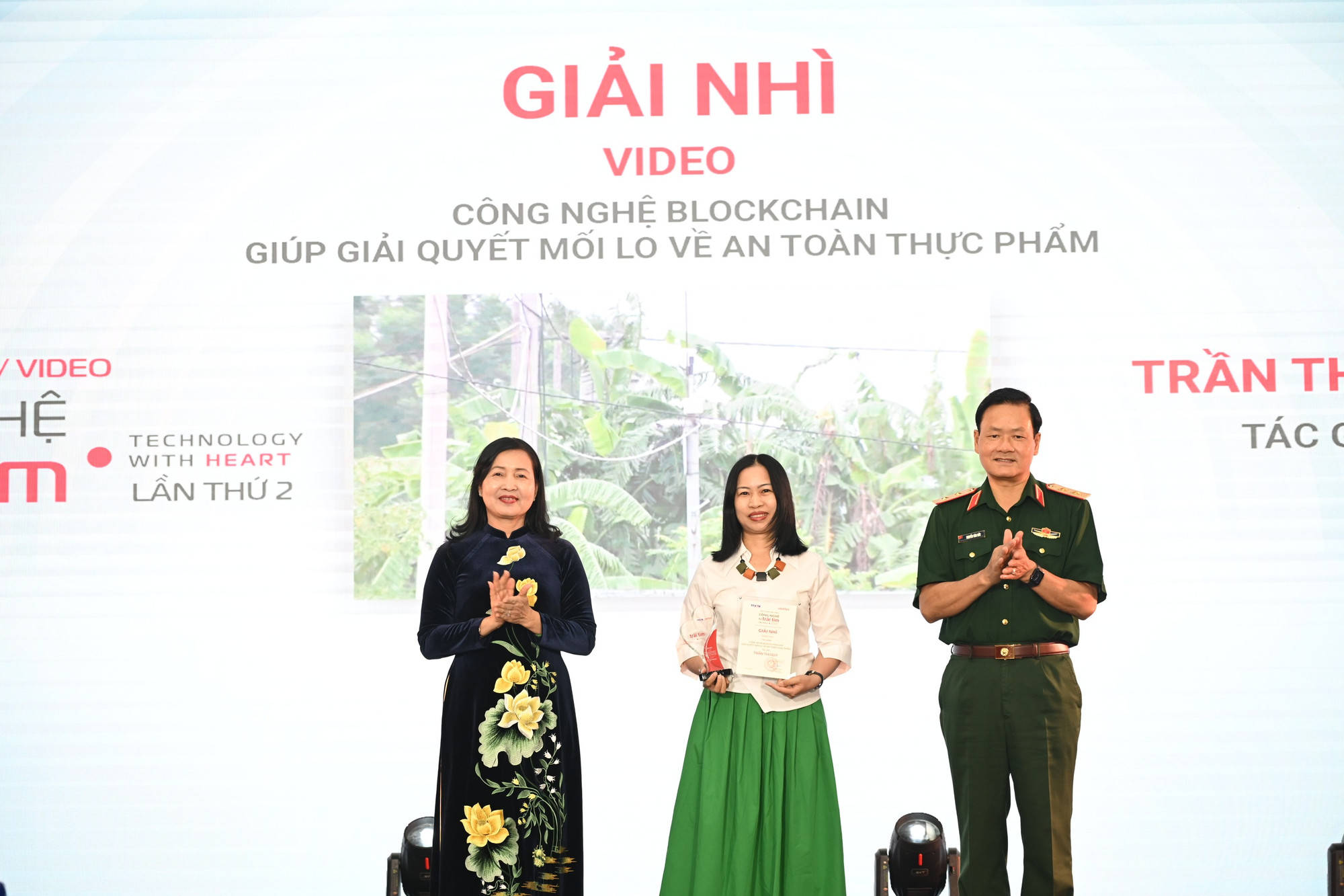 Frau Tran Thi Thu Dong, Präsidentin der Vietnam Association of Photographic Artists (links), überreicht dem Zweitplatzierten den Preis. (Foto: Nhat Minh/Vietnam+) son-2933.jpg