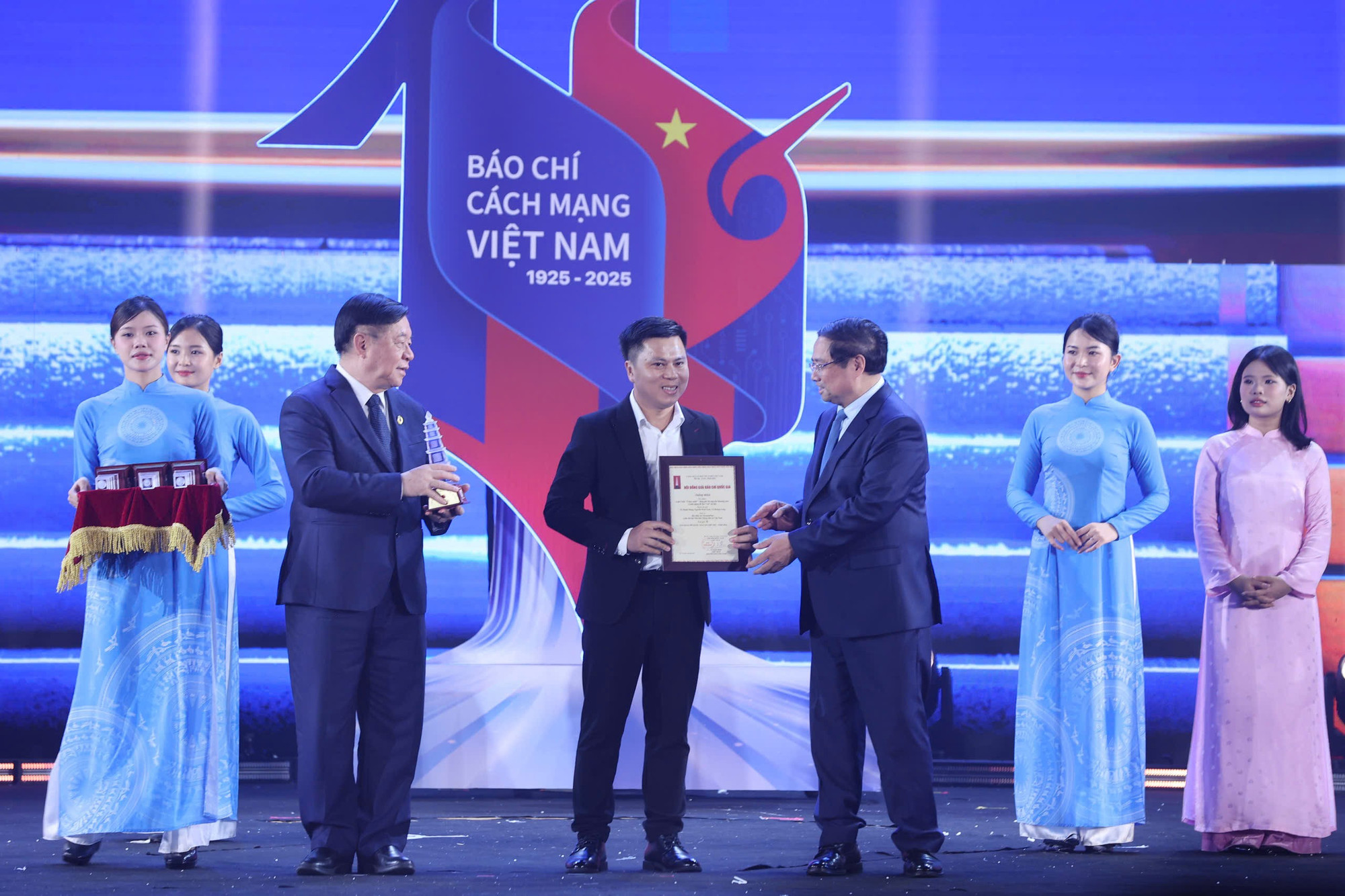 Phóng viên Võ Mạnh Hùng, Báo Điện tử VietnamPlus đại diện nhóm tác giả nhận Giải A. (Ảnh: Hoài Nam/Vietnam+)