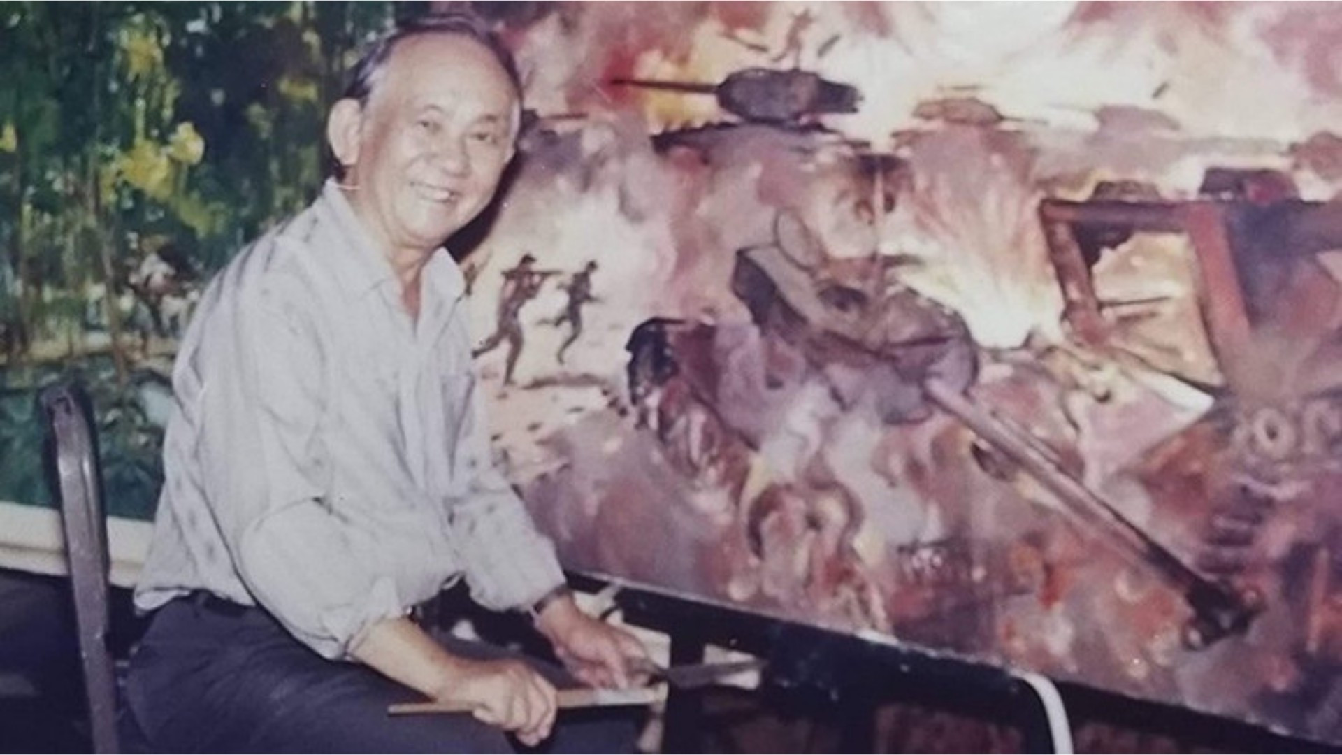 Họa sỹ Huỳnh Phương Đông bên giá vẽ. (Ảnh tư liệu gia đình)