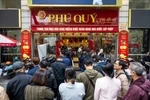 Người dân xếp hàng đông nghịt để mua vàng ngày cận Tết Bính Ngọ