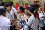 Các thí sinh thi theo chương trình mới rạng rỡ kết thúc kỳ thi THPT 2025, sỹ tử kết thúc kỳ thi tại điểm trường THPT Mỹ Đình. (Ảnh: Hoài Nam/Vietnam+)