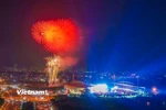 Màn pháo hoa rực sáng bầu trời Hà Nội trong đêm concert 'Tổ quốc trong tim'