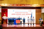 Đồng chí Phạm Minh Chính, Thủ tướng Chính phủ đã trao tặng danh hiệu Anh hùng Lao động cho tập thể Lãnh đạo, cán bộ công nhân viên, người lao động VNPT. (Ảnh: Minh Sơn/Vietnam+)