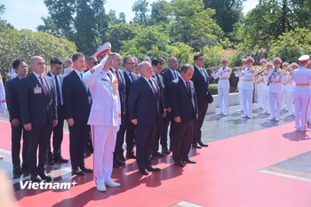 Quốc vương Jordan Abdullah II Ibn Al Hussein vào Lăng viếng Chủ tịch Hồ Chí Minh