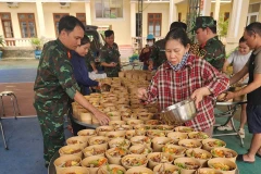 Cục Hậu cần – Kỹ thuật Quân khu 5 tổ chức nấu, cấp phát suất ăn, nước uống, thuốc men hỗ trợ người dân ở vùng ngập sâu. (Ảnh: PV/Vietnam+)