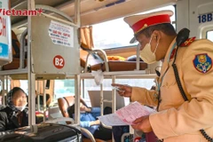 Cảnh sát giao thông kiểm tra độ an toàn xe giường nằm trên 6 tỉnh thành phía Bắc