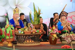 Thực hành nghi lễ cúng, cầu mưa thuận, gió hòa, mùa màng bội thu, người người khỏe mạnh, bình an tại Tết té nước của dân tộc Lào ở Điện Biên. (Ảnh: Trung Kiên/TTXVN)