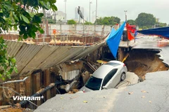 "Hố tử thần" xuất hiện trên đường phố ở Đà Nẵng, "nuốt chửng" ôtô