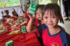 Lòng nhân ái và sức mạnh của giáo dục – thứ sức mạnh có thể bắc những nhịp cầu vượt qua mọi cách trở, để những ước mơ nhỏ bé cũng có cơ hội được chạm đến bầu trời. (Ảnh: Khánh Ly/Vietnam+)