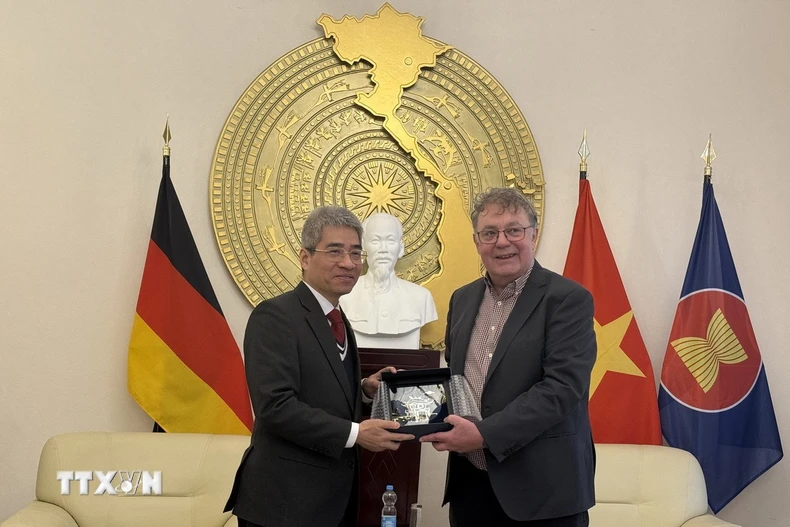 Đại sứ Việt Nam Nguyễn Đắc Thành làm việc Chủ tịch Đảng Cộng sản Đức, ông Patrik Köbele. (Ảnh: Thùy Linh/TTXVN)