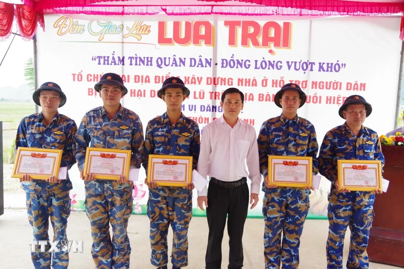 Chính quyền địa phương xã Suối Hiệp tặng giấy khen cho lực lượng quân đội có thành tích xuất sắc trong việc dựng lại nhà ở cho người dân vùng lũ, theo chiến dịch Quang Trung. (Ảnh: Phan Sáu/TTXVN)