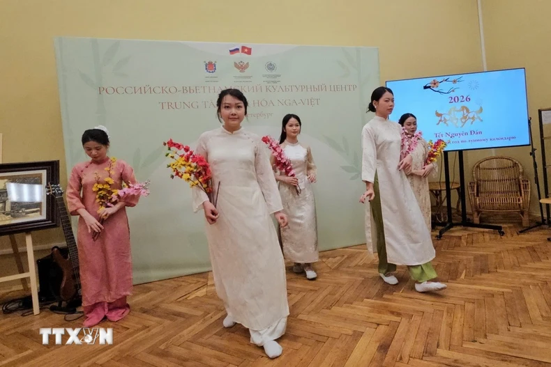 Các sinh viên Việt Nam đã mang đến những điệu múa uyển chuyển, với các bài hát ca ngợi quê hương đất nước. (Ảnh: Trần Hải/TTXVN)