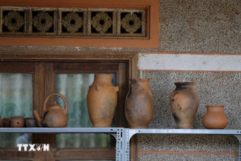 Các sản phẩm gốm Churu trưng bày trong sân nhà của nghệ nhân Ma Ly (thôn K’răng Gọ, xã Quảng Lập, tỉnh Lâm Đồng). (Ảnh: Nguyễn Dũng/TTXVN)
