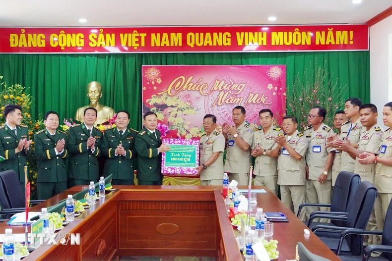 Đoàn Lực lượng vũ trang tỉnh Mondulkiri tặng quà Tết cho Ban Chỉ huy Bộ đội Biên phòng Lâm Đồng. (Ảnh: TTXVN phát)