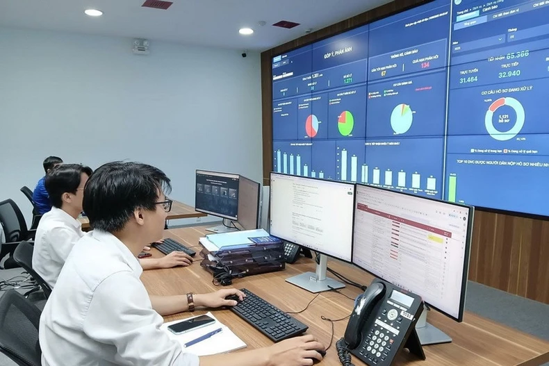 Trung tâm giám sát, điều hành thông minh (IOC) thành phố Đà Nẵng triển khai chia sẻ dữ liệu đến các phường, xã. (Ảnh: Mỹ Hà/TTXVN)