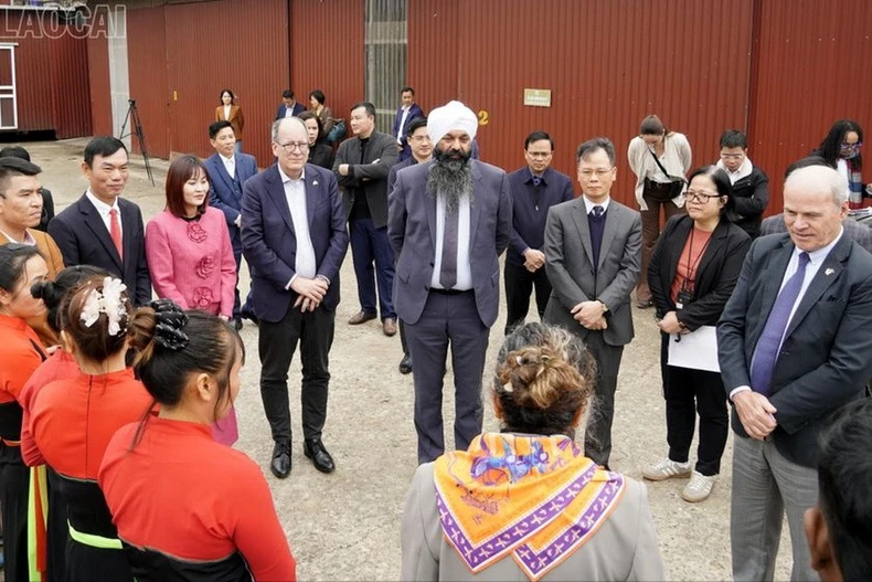 Bộ trưởng Phát triển quốc tế Canada và lãnh đạo tỉnh trao đổi với lãnh đạo công ty. (Ảnh: Báo Lào Cai)