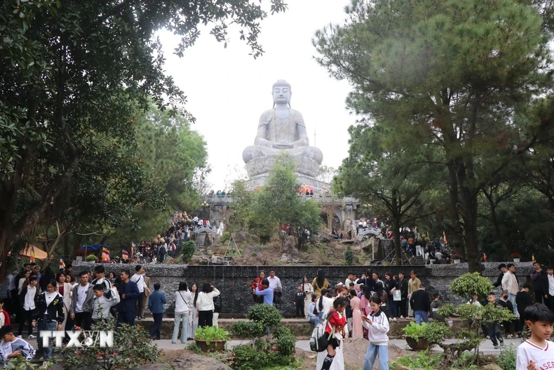 Du khách tham quan quảng trường Đại phật tượng. (Ảnh: Thanh Thương/TTXVN)