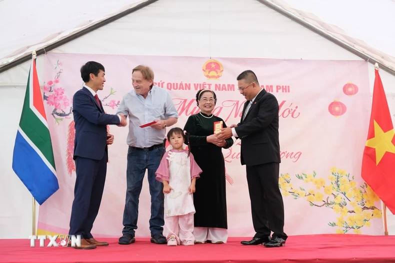 Đại sứ quán Việt Nam tại Nam Phi mừng năm mới cho đại diện người cao tuổi. (Ảnh: Hồng Minh/TTXVN)