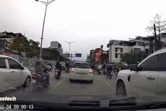 Không chen làn thành công, tài xế chặn đường đòi làm "bố" của tài xế khác