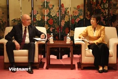 Tổng giám đốc TTXVN Vũ Việt Trang trao đổi với Tổng giám đốc Andrey Kondrashov. (Ảnh: Hoàng Long/Vietnam+)