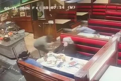 Khoảnh khắc người đàn ông suýt chết vì bị mảnh vỡ máy bay rơi ở Mỹ bay sượt đầu