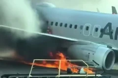 Máy bay chở khách của hãng American Airlines bốc cháy dữ dội trên đường băng