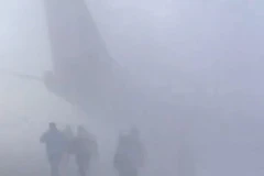 Khoảnh khắc hành khách chạy thoát thân trong khói bụi khi máy bay bốc cháy ở Mỹ