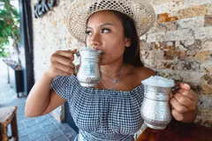 Du khách thưởng thức ayran tại Thổ Nhĩ Kỳ. (Nguồn: CNN)