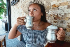 Du khách thưởng thức ayran tại Thổ Nhĩ Kỳ. (Nguồn: CNN)