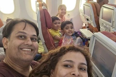 Bức ảnh selfie cuối cùng đầy ám ảnh của một gia đình trên máy bay Air India