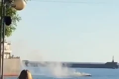 Dân Nga thư giãn đứng xem lính bắn hạ thuyền không người lái Ukraine